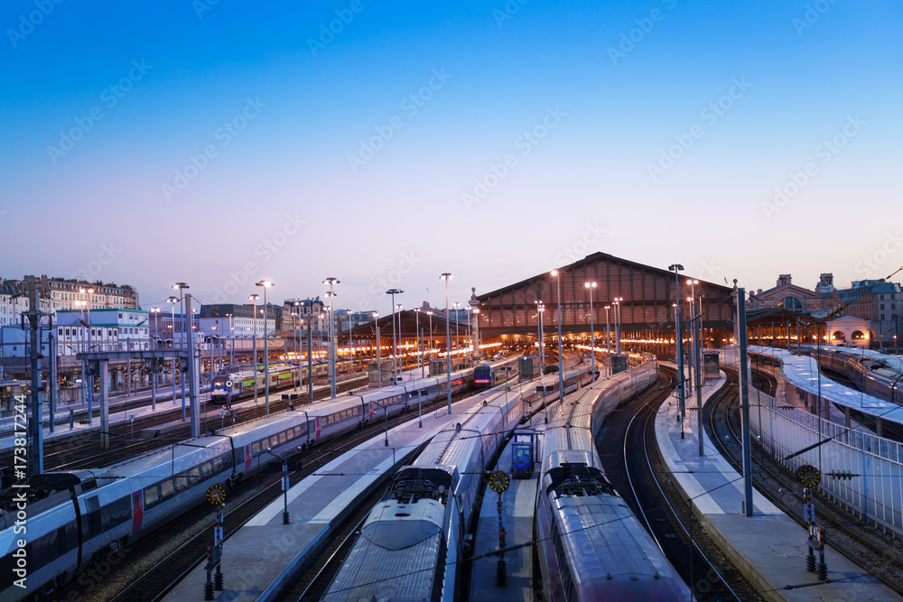 Fototapeta premium Widok z lotu ptaka stacji Gare du Nord nocą