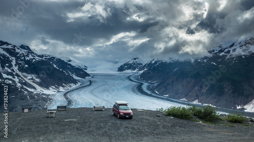 Über dem Gletscher, Campervan mit atemberaubende Aussicht auf den Salmon Glacier bei Steward/Hyder, British Columbia, Kanada