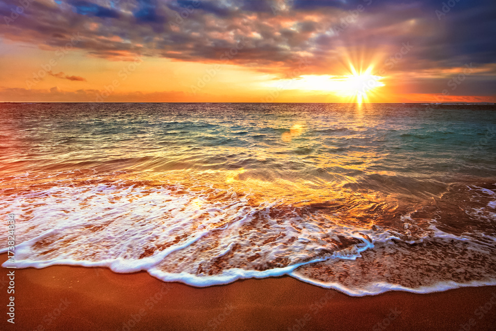 Naklejka premium Spokojny ocean podczas tropikalnego wschodu słońca