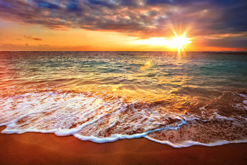 Keuken achterwand Romantische stijl Kalme oceaan tijdens tropische zonsopgang  © Dmitry Rukhlenko