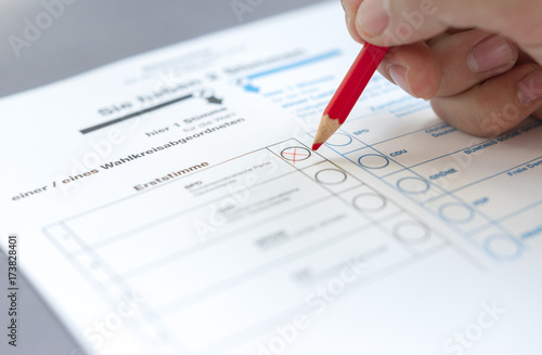 Voting on a Ballot in Germany, Wahlzettel zur Landtagswahl Bundestagswahl 2018 2017 ausfüllen, Wählen, Kreuz