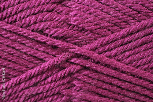 Fotografia A super close up image of magenta yarn