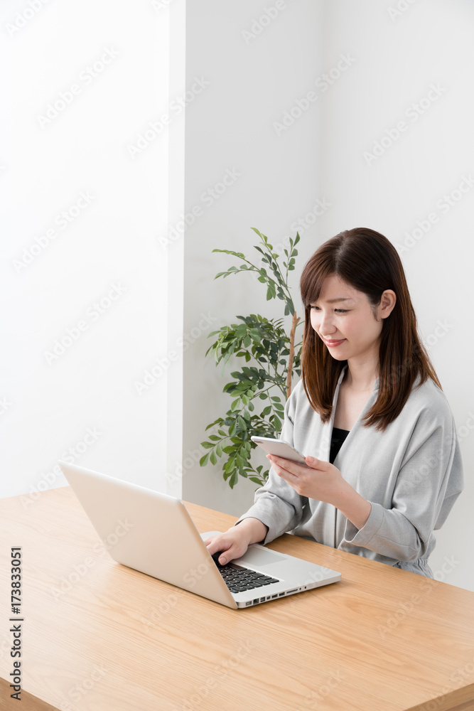 フィンテック、オンライン決済、ノートパソコン、スマートフォン、女性、ワンタイムパスワード