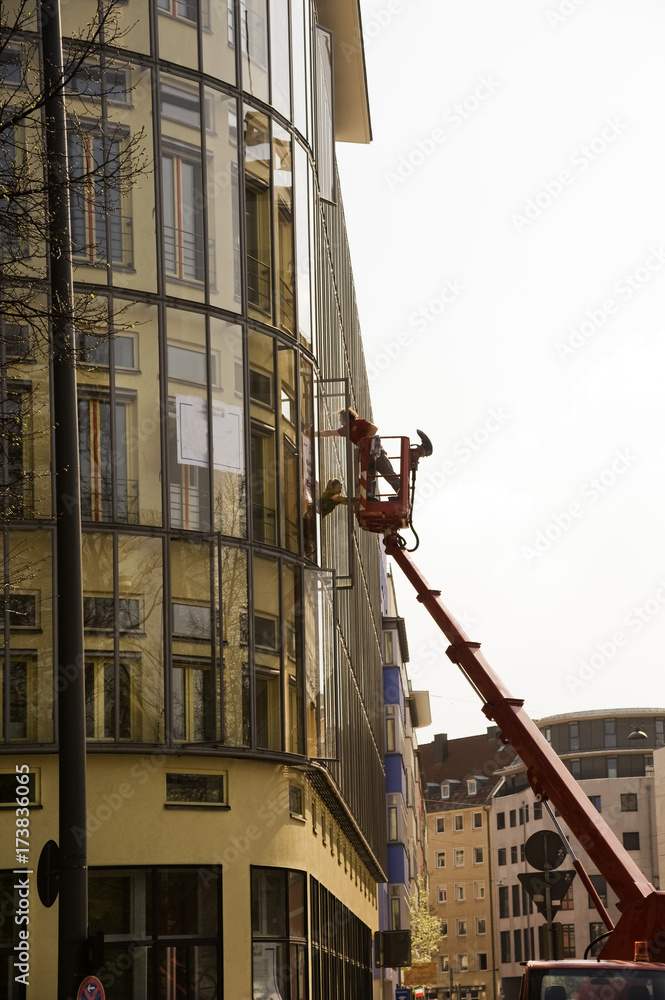 Fensterputzer arbeiten von einer LKW-Arbeitsbühne aus, auch Steiger ...
