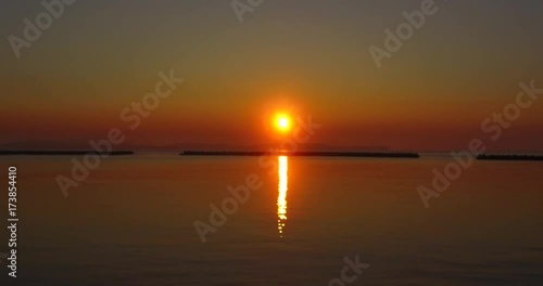 Wallpaper Mural 日本の夜明けを島から撮影④ Torontodigital.ca