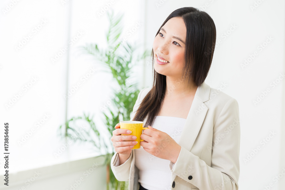 女性　飲み物　ビジネス