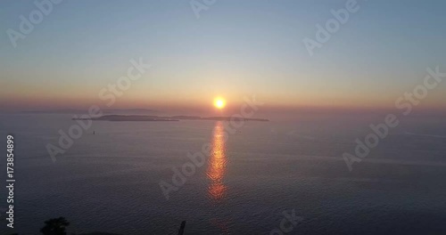 Wallpaper Mural 日本の夜明けを島からドローンで空撮⑦ Torontodigital.ca