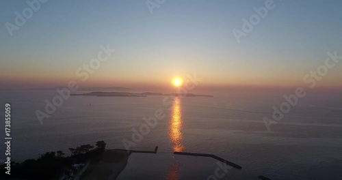 Wallpaper Mural 日本の夜明けを島からドローンで空撮⑤ Torontodigital.ca