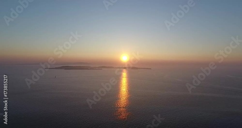 Wallpaper Mural 日本の夜明けを島からドローンで空撮④ Torontodigital.ca