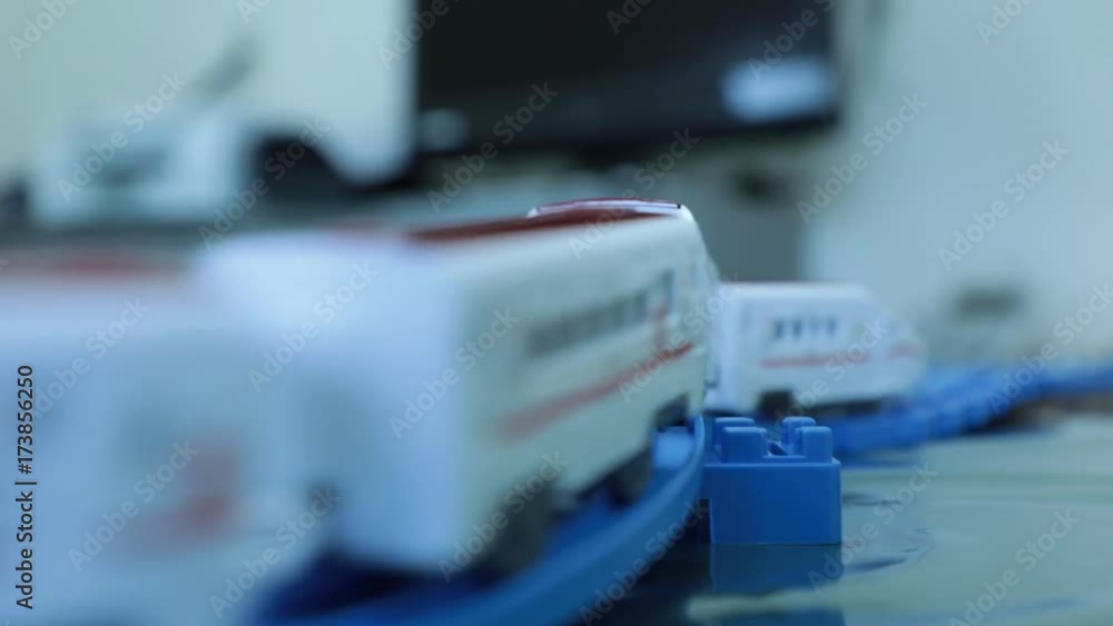線路を走る玩具の新幹線⑥ 線路を走る玩具の新幹線⑥