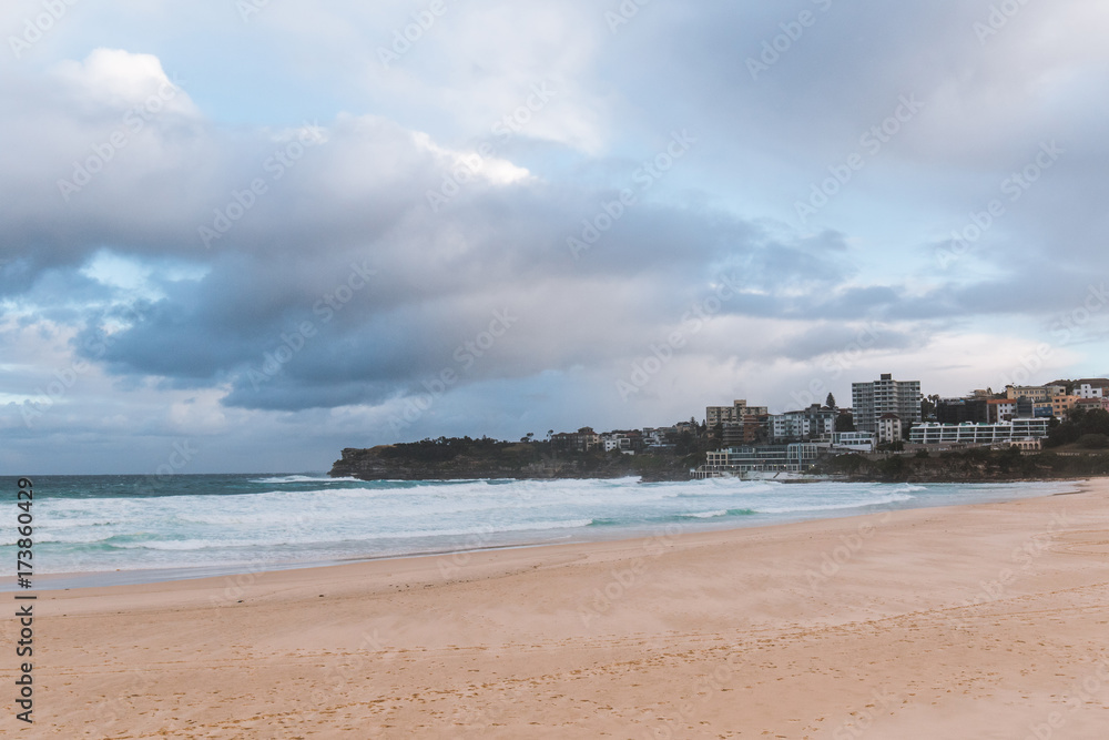 Obraz premium Cloudy view of Bondi Beach with no body on it.