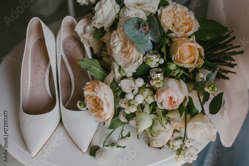 Foto Wedding shoes and bridal bouquet