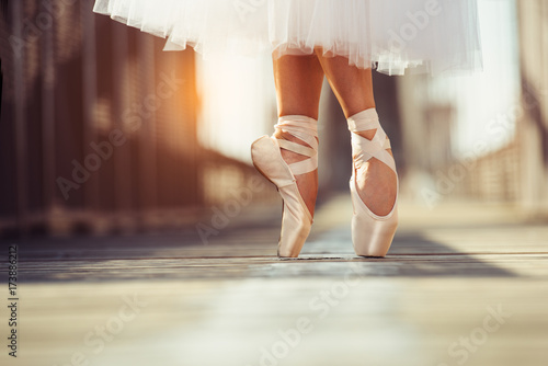 Photo beautiful legs of female classic ballet dancer in pointe.
