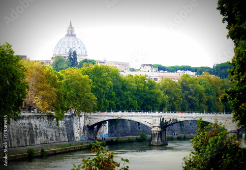 Sankt Peters Dom, im Vordergrund der Tiber photo