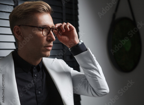 Foto Fashionable man in glasses and suit