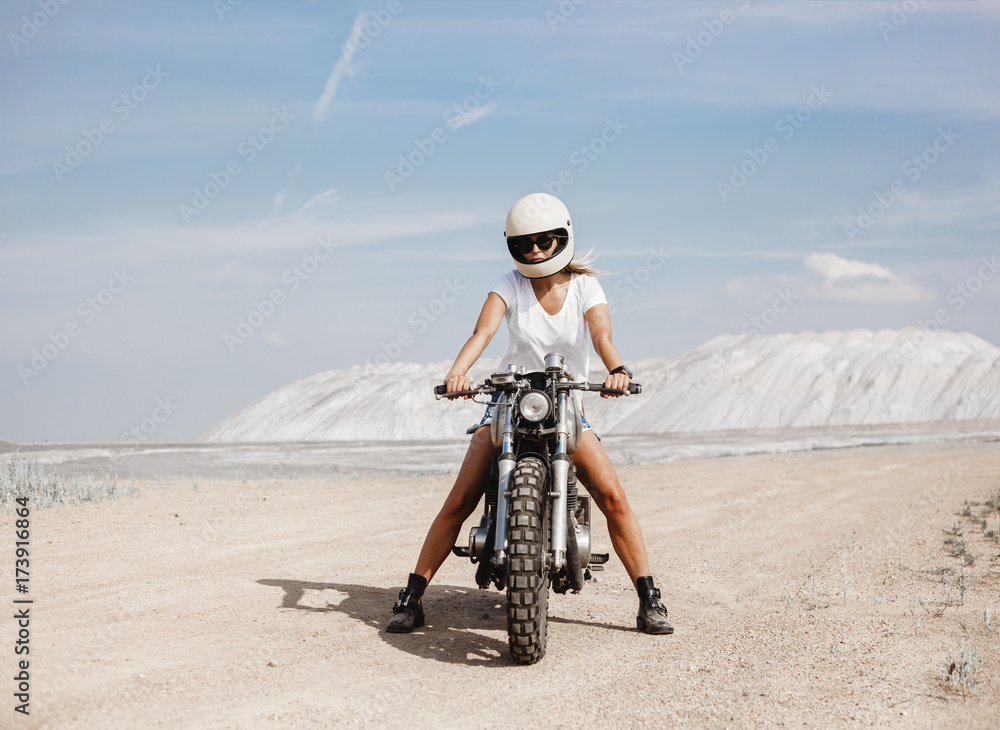 Obraz premium Female on custom built cafe racer motorcycle
