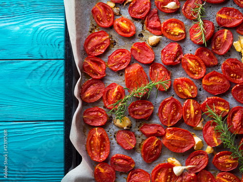 Red heirloom tomatoes baked with olive oil and garlic © tenkende