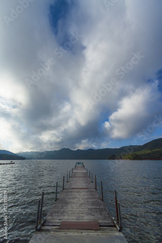 雲と桟橋と湖