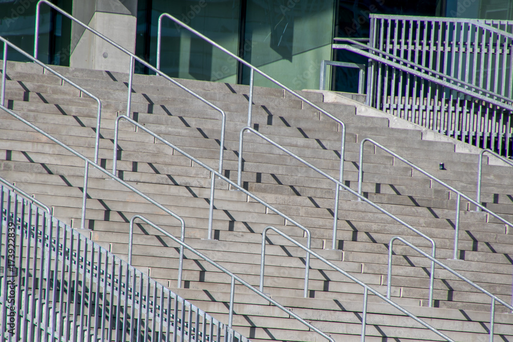 Fototapeta premium Moderne Archtiektur. Treppen mit Handlauf und Geländer