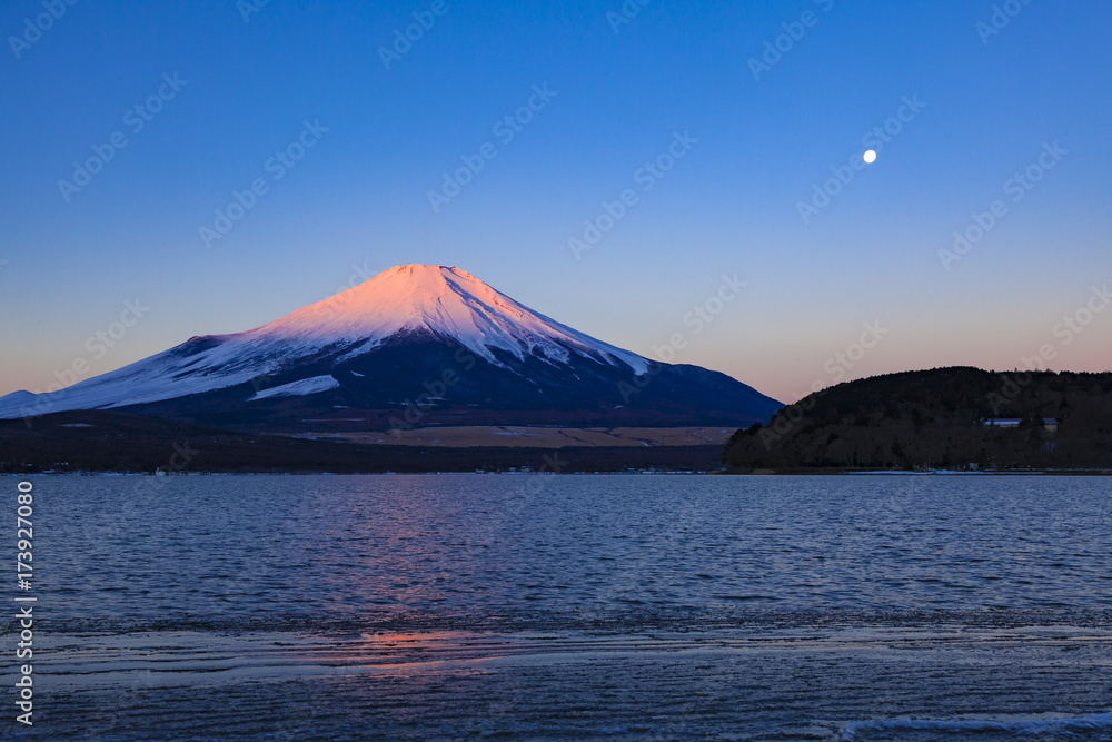 冬の富士山と月、山梨県山中湖にて