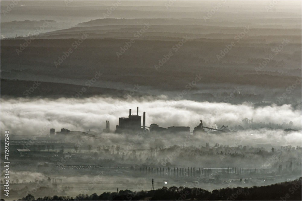 Photo aérienne d'une usine émergeant de la Brume à Pont-de-l'Arche dans l'Eure en France