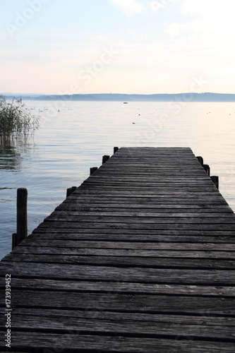 Fototapeta Naklejka Na Ścianę i Meble -  Holzsteg im Hochformat