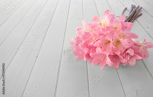 Ramos de Flores sobre madeira branca