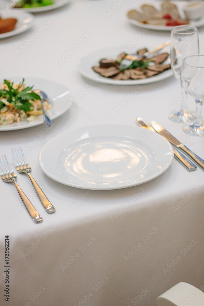 Crockery service for guest waiting to eat Crockery service for guest waiting to eat