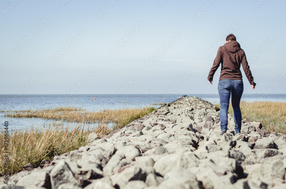 Fototapeta premium Spaziergang auf dem Damm an der Nordsee