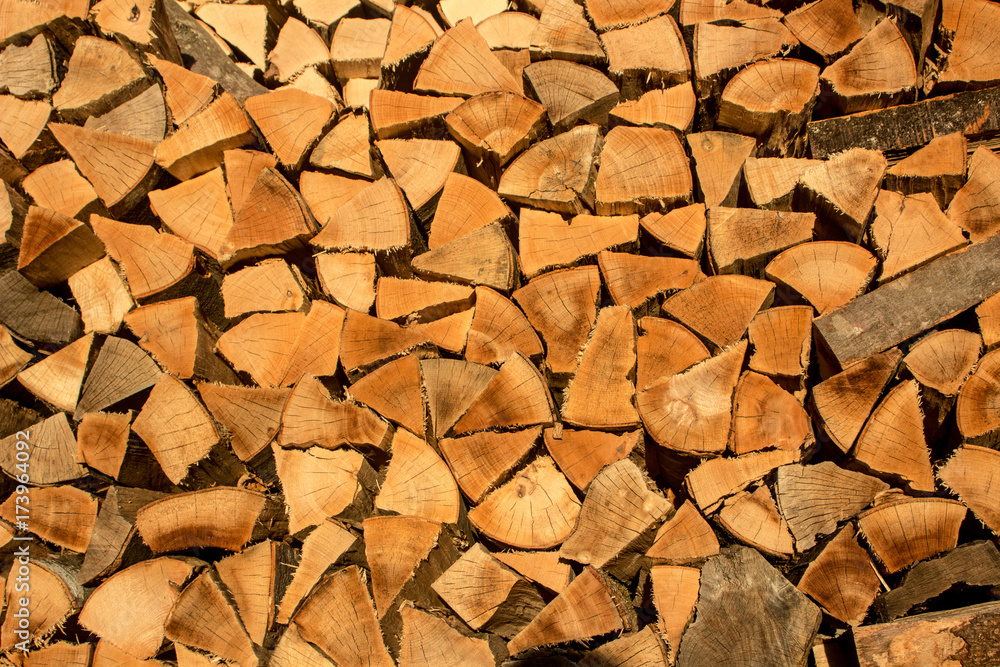 Holzstapel mit gehacktem Buchenholz Holzstapel mit gehacktem Buchenholz