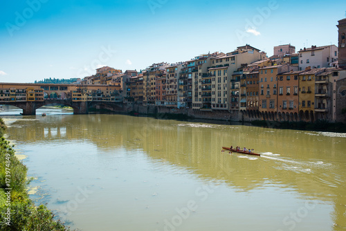 In barca sul fiume Arno, escursioni a Firenze, italia