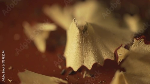 Copeaux de crayon avec mouvement de lumière et camera