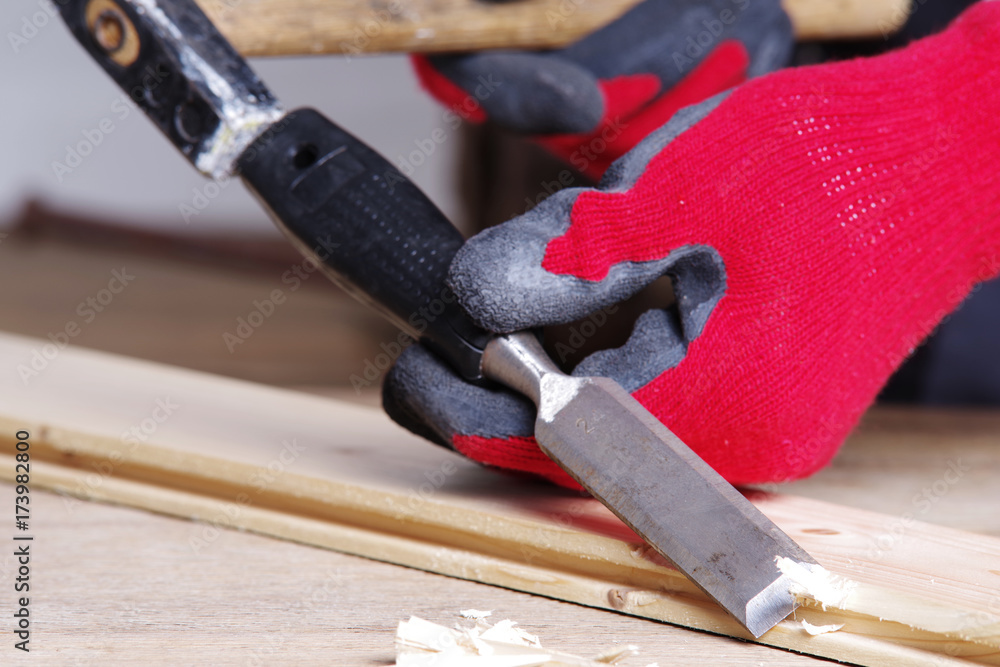 Arbeit mit Hammer und Meißel, Schreiner-Arbeiten Arbeit mit Hammer und Meißel, Schreiner-Arbeiten