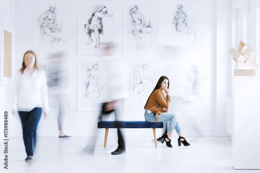 Fototapeta premium Woman looking at sculpture