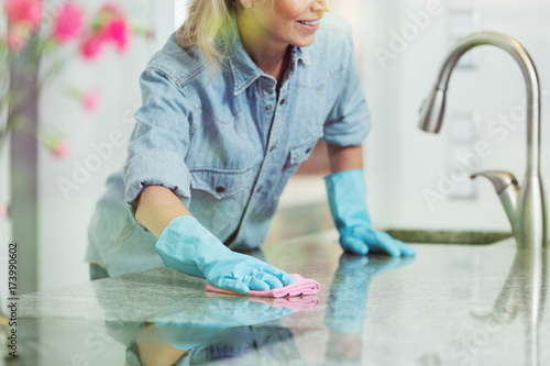 Cuadro en lienzo Pedantic woman and household cleaning