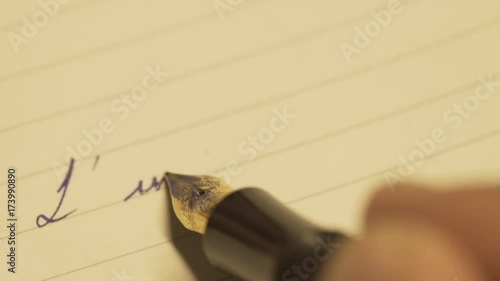 Ecriture au stylo plume sur feuille papier lignée vu de haut