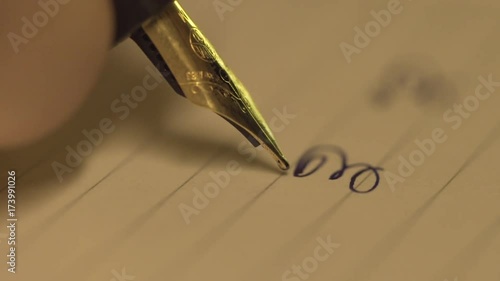 Ecriture au stylo plume sur feuille papier lignée