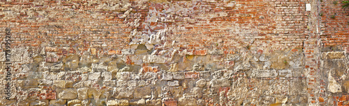 antike Ziegelmauer in der Toskana 