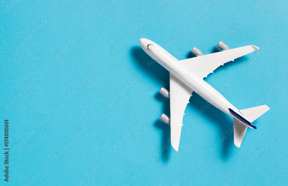 Fototapeta Miniaturowy samolot na białym tle