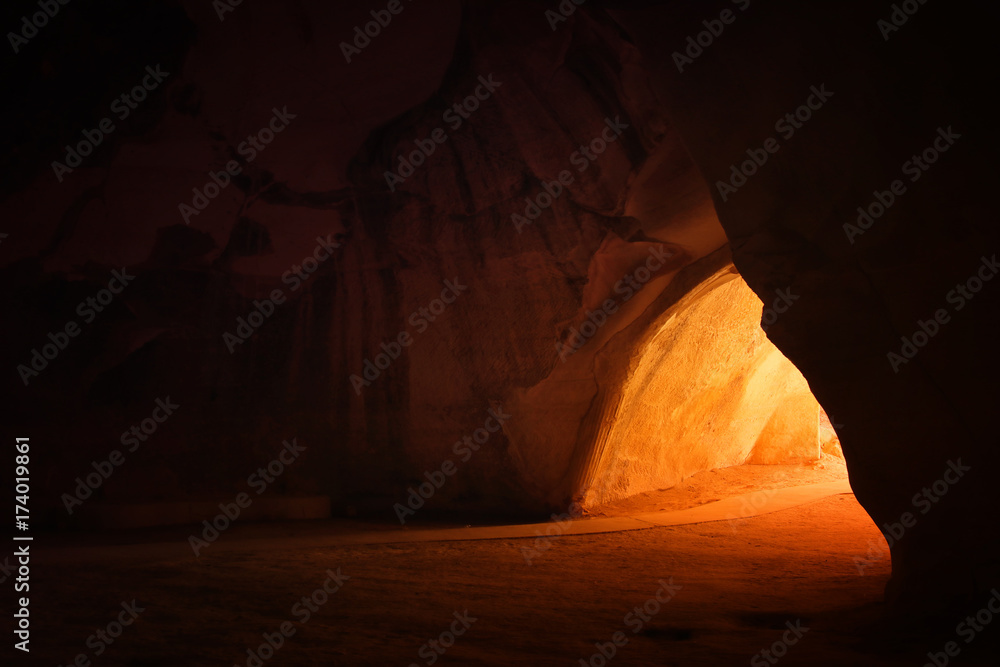 Fototapeta premium obraz pięknego złotego światła przez wejście do jaskini