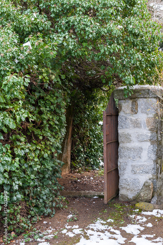 Puerta de entrada a jardín