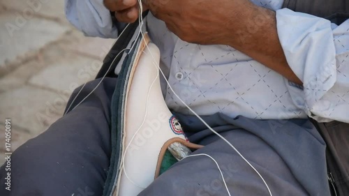 Artigiano ciabattino in Tunisia