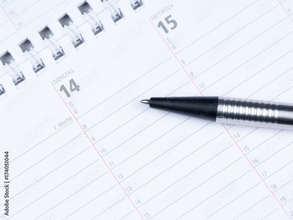 Blanko Kalender mit einem Stift Blanko Kalender mit einem Stift