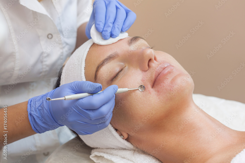 Procedure for cleaning the skin of the face with a steel appliance with a spoon from blackheads and acne. Procedure for cleaning the skin of the face with a steel appliance with a spoon from blackheads and acne.