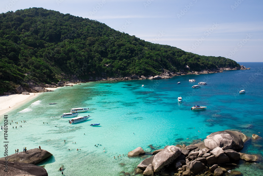 Obraz premium Beautiful sea landscape with tropical coast and the high-speed boat at Tachai island, Phang nga, Thailand