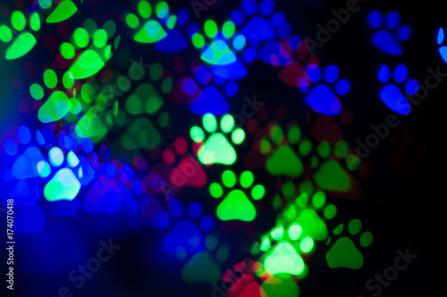 Luces de colores con forma de huella de perro. Luz de focos desenfocados con forma de pata de perra