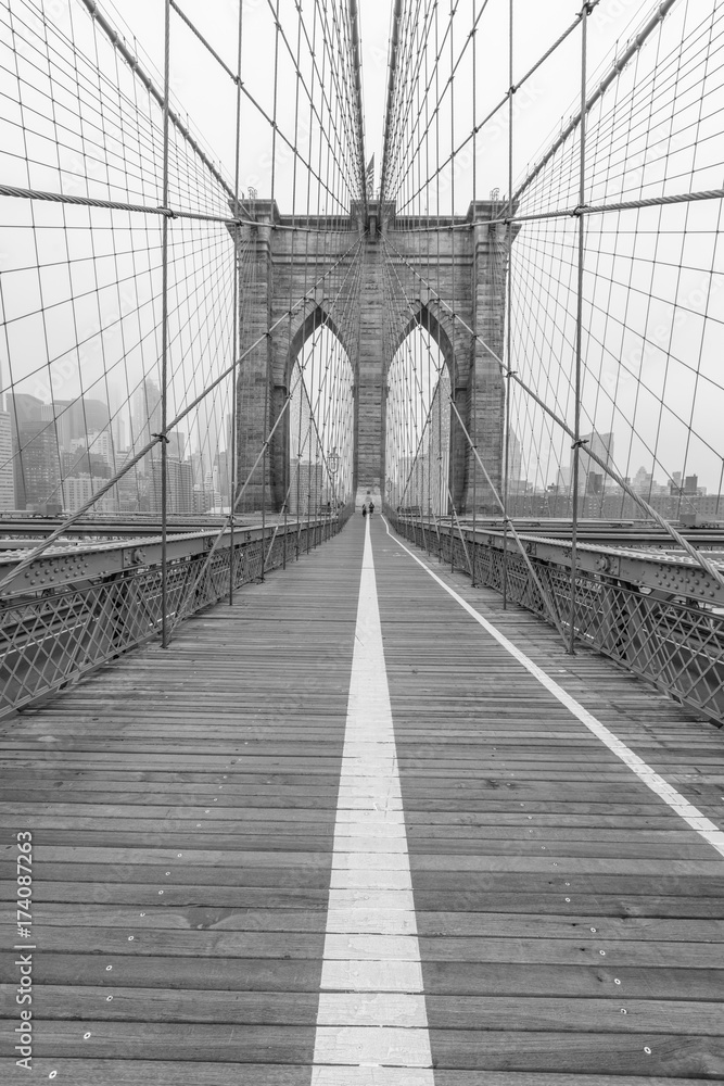 Fototapeta premium Brooklyn Bridge Foggy Morning