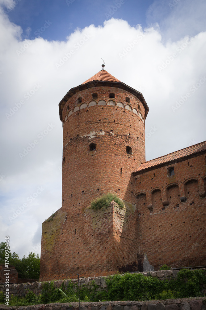 Miasto Reszel na mazurach, zabytkowa baszta średniowiecznego zamku z czerwonej cegły