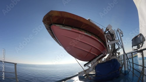 Scialuppe di salvataggio sulla nave da crociera photo