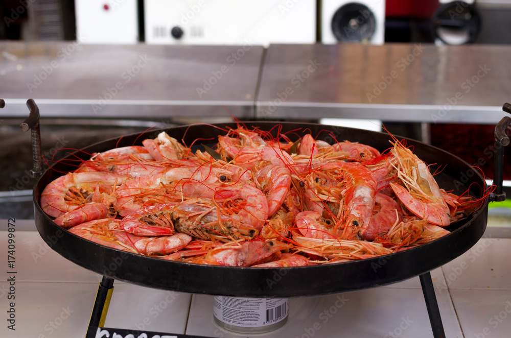 Preparation of royal prawns. Seafood. Preparation of royal prawns. Seafood.